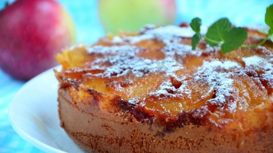 Рецепт шарлотки с карамелью