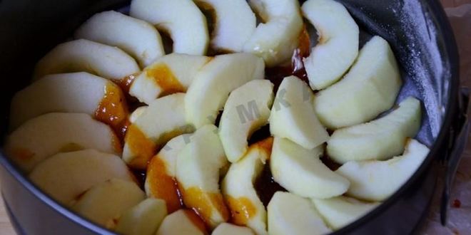 Рецепт шарлотки с карамелью