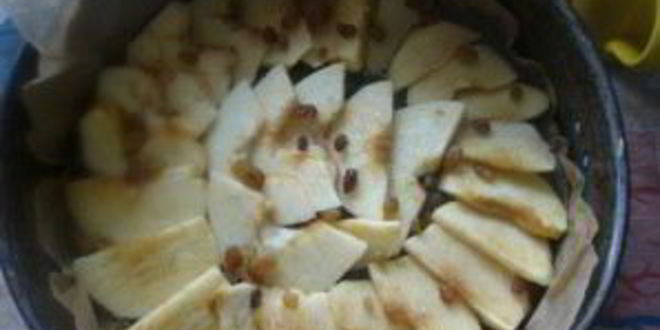 Рецепт шарлотки с яблоками и изюмом
