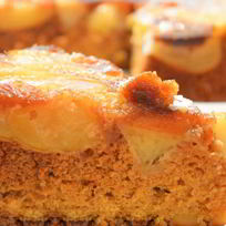 Рецепт Шарлотки с яблоками и медовым бисквитом