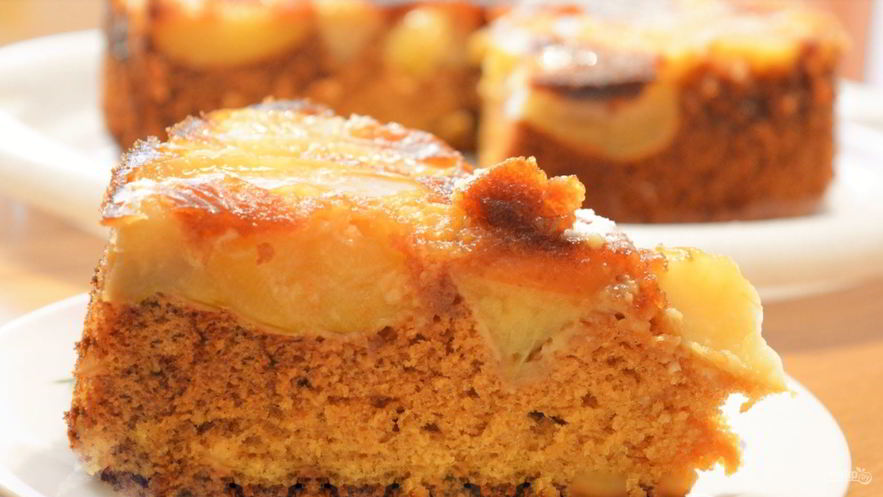 Рецепт шарлотки с яблоками и медовым бисквитом