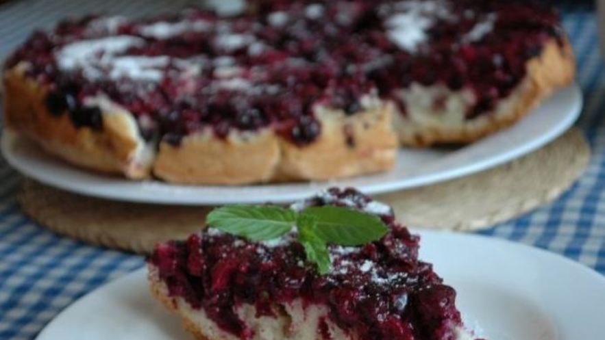 Рецепт шарлотки со смородиной