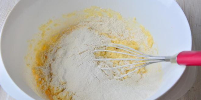 Рецепт шарлотки в сметанной заливке