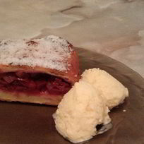 Рецепт Низкокалорийного штруделя из творожного теста с яблоками и вишней