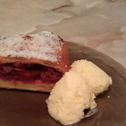 Рецепт Низкокалорийного штруделя из творожного теста с яблоками и вишней