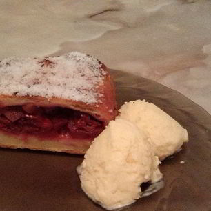 Рецепт Низкокалорийного штруделя из творожного теста с яблоками и вишней