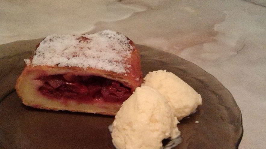 Рецепт низкокалорийного штруделя из творожного теста с яблоками и вишней