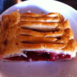 Рецепт Штруделя из слоеного теста с вишней