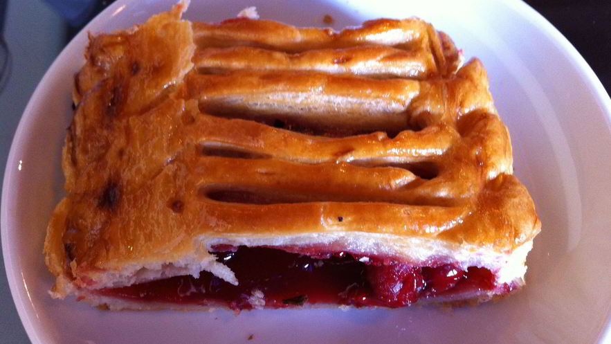 Рецепт штруделя из слоеного теста с вишней