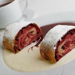 Рецепт Штруделя с клубникой и изюмом