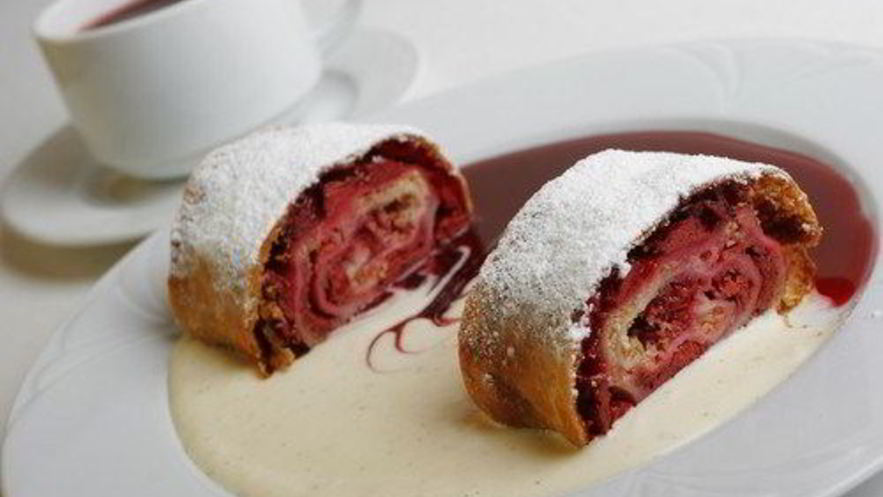 Рецепт штруделя с клубникой и изюмом