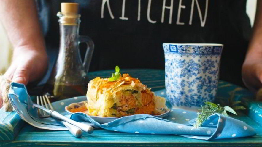 Рецепт штруделя с лососем, моцареллой и шпинатом