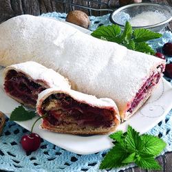 Рецепт Штруделя с вишней из слоеного теста