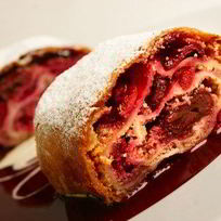 Рецепт Штруделя с вишнево-сливовой начинкой