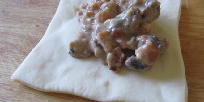 Рецепт слоеных конвертиков с морским коктейлем