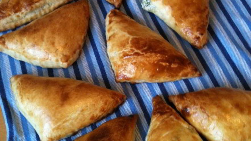 Рецепт слоеных конвертиков с сырной начинкой