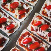 Рецепт Слоек с козьим сыром, помидорами черри и розмарином