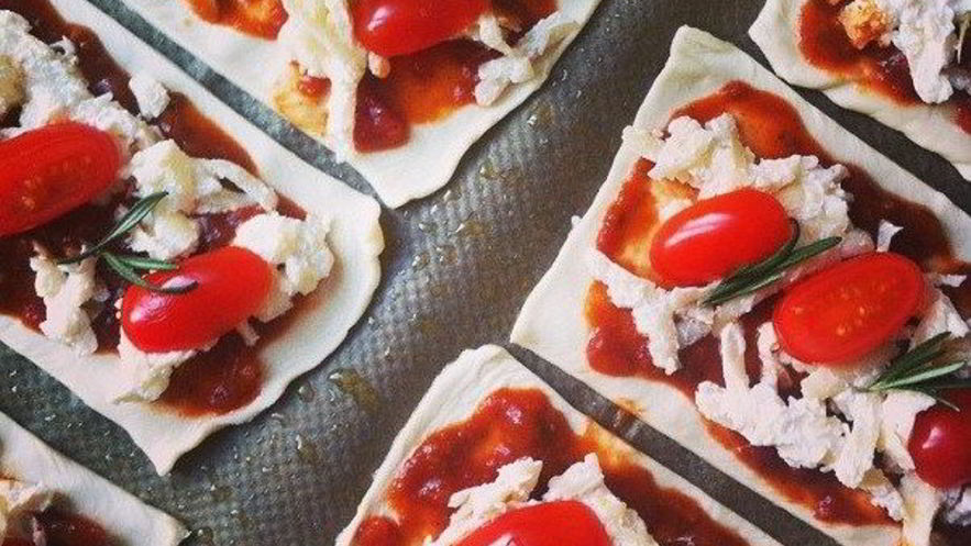 Рецепт слоек с козьим сыром, помидорами черри и розмарином