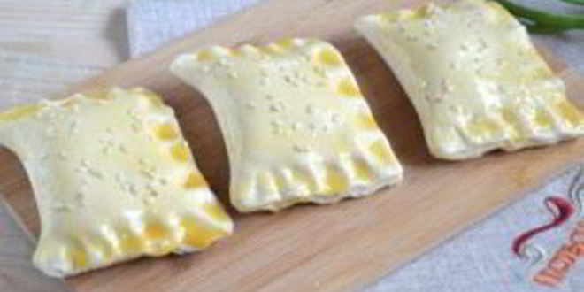 Рецепт слоек с сыром из готового слоеного теста