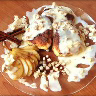 Рецепт Сырников с начинкой из карамелизированой груши со сливочно-ореховым соусом