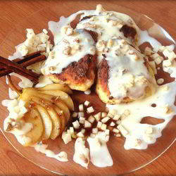 Рецепт Сырников с начинкой из карамелизированой груши со сливочно-ореховым соусом