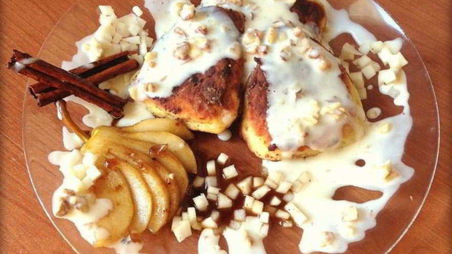 Рецепт сырников с начинкой из карамелизированой груши со сливочно-ореховым соусом