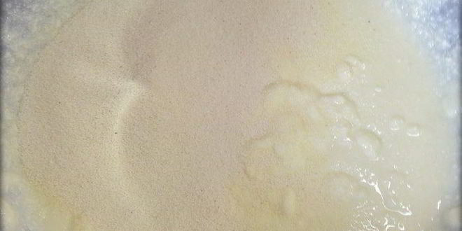 Рецепт сырников с начинкой из карамелизированой груши со сливочно-ореховым соусом