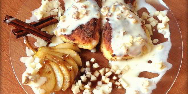 Рецепт сырников с начинкой из карамелизированой груши со сливочно-ореховым соусом