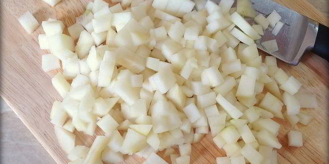 Рецепт сырников с начинкой из карамелизированой груши со сливочно-ореховым соусом