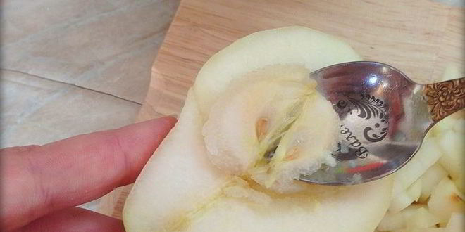 Рецепт сырников с начинкой из карамелизированой груши со сливочно-ореховым соусом