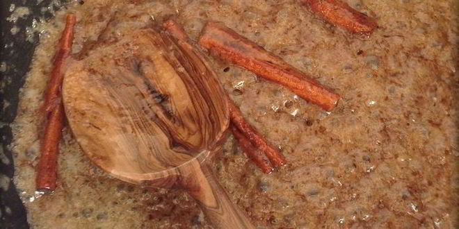 Рецепт сырников с начинкой из карамелизированой груши со сливочно-ореховым соусом