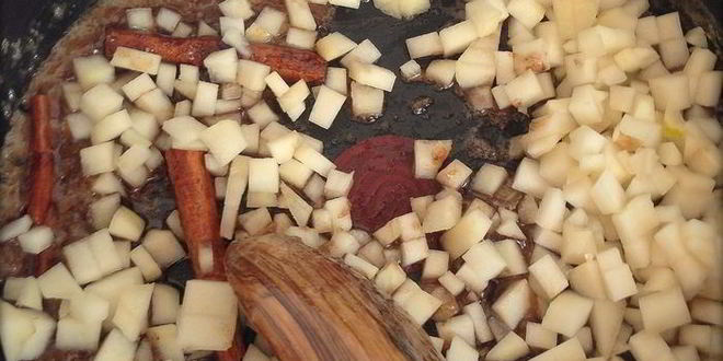 Рецепт сырников с начинкой из карамелизированой груши со сливочно-ореховым соусом