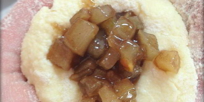 Рецепт сырников с начинкой из карамелизированой груши со сливочно-ореховым соусом