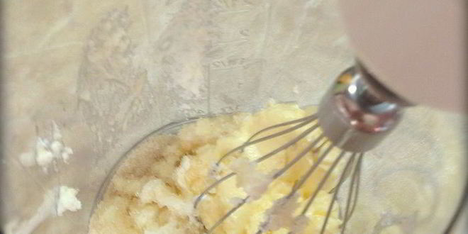 Рецепт сырников с начинкой из карамелизированой груши со сливочно-ореховым соусом