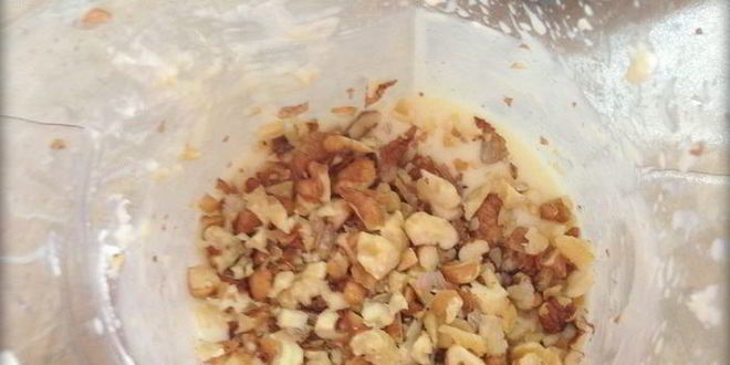 Рецепт сырников с начинкой из карамелизированой груши со сливочно-ореховым соусом