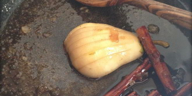 Рецепт сырников с начинкой из карамелизированой груши со сливочно-ореховым соусом