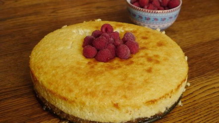 Рецепт творожника с белым шоколадом и малиной