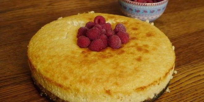 Рецепт творожника с белым шоколадом и малиной