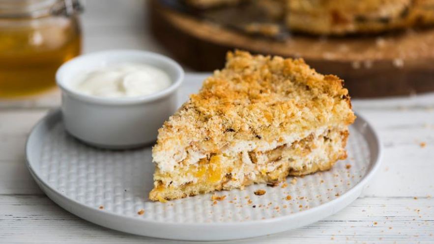 Рецепт творожника с медом, курагой и сметаной