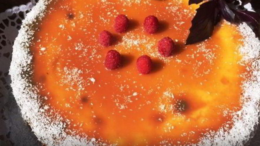 Рецепт творожника с ягодной прослойкой и соленой карамелью