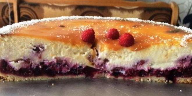 Рецепт творожника с ягодной прослойкой и соленой карамелью