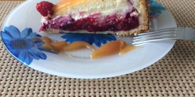 Рецепт творожника с ягодной прослойкой и соленой карамелью