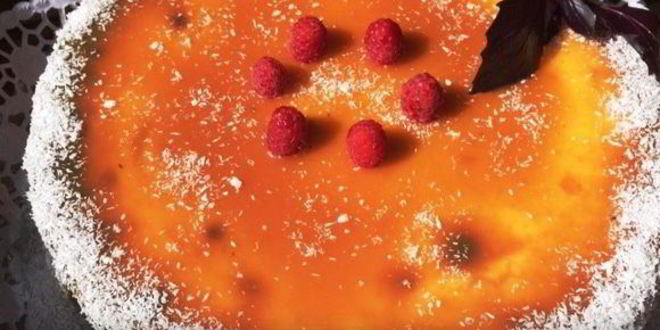 Рецепт творожника с ягодной прослойкой и соленой карамелью
