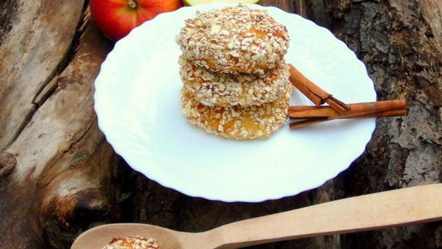 Рецепт яблочных сырников в овсяной панировке без муки