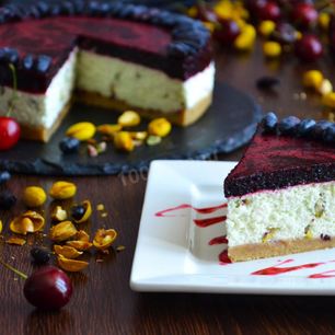 Рецепт Йогуртового фисташкового торта с жимолостью