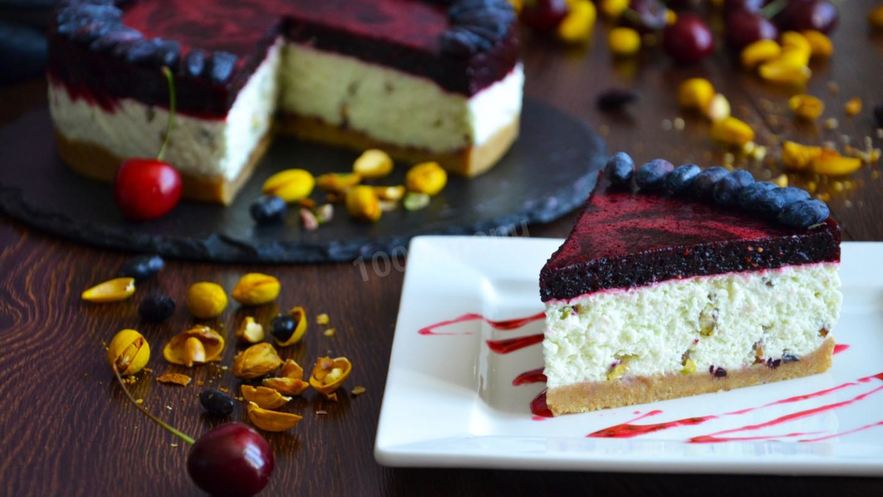 Рецепт йогуртового фисташкового торта с жимолостью