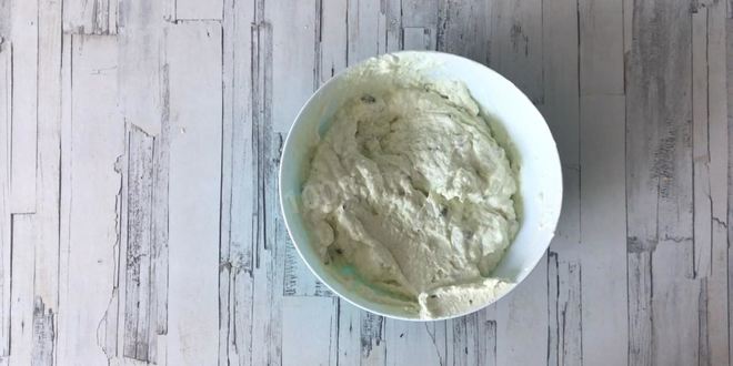 Рецепт йогуртового фисташкового торта с жимолостью