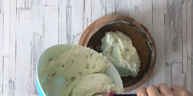 Рецепт йогуртового фисташкового торта с жимолостью