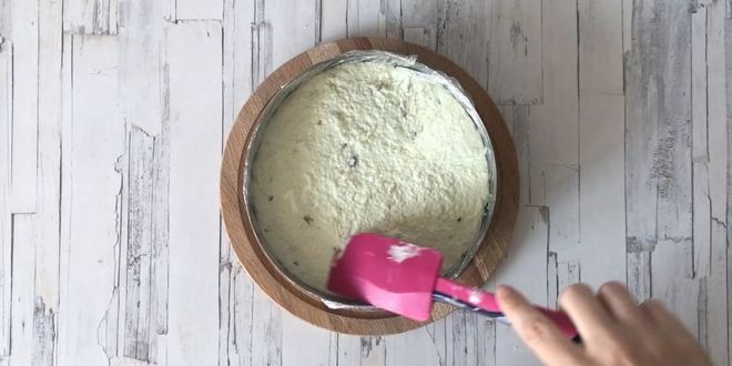 Рецепт йогуртового фисташкового торта с жимолостью