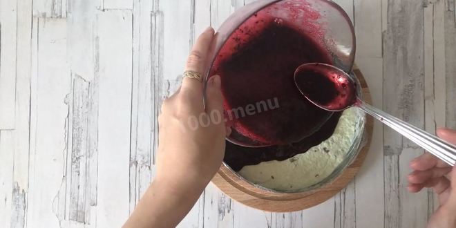 Рецепт йогуртового фисташкового торта с жимолостью